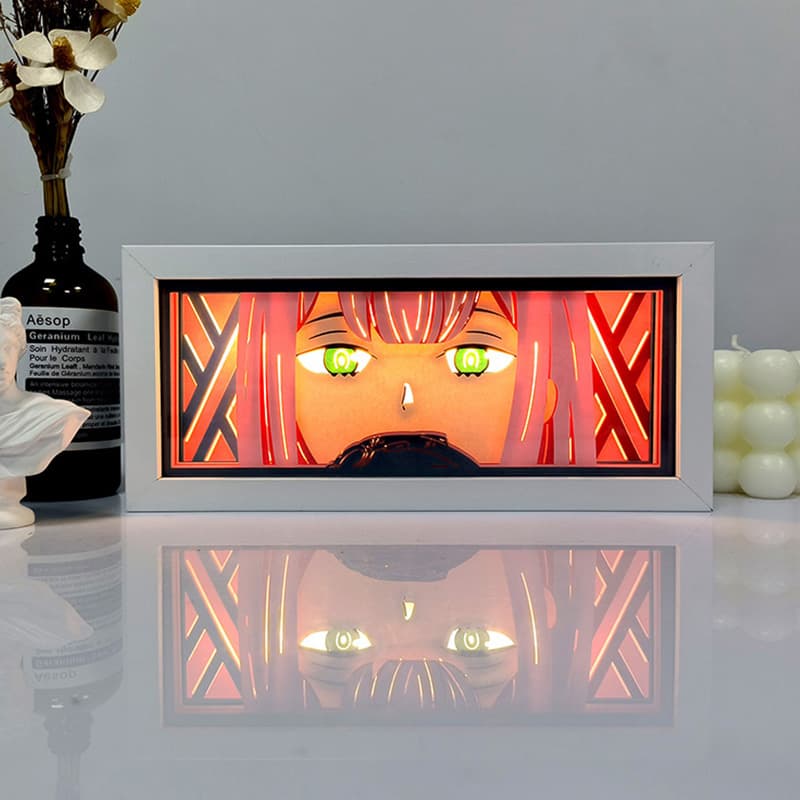 Chérie dans le Franxx Zero Two Anime Light Box brillant de lumière allumée, lumières de la pièce visibles, par Myanimelightbox