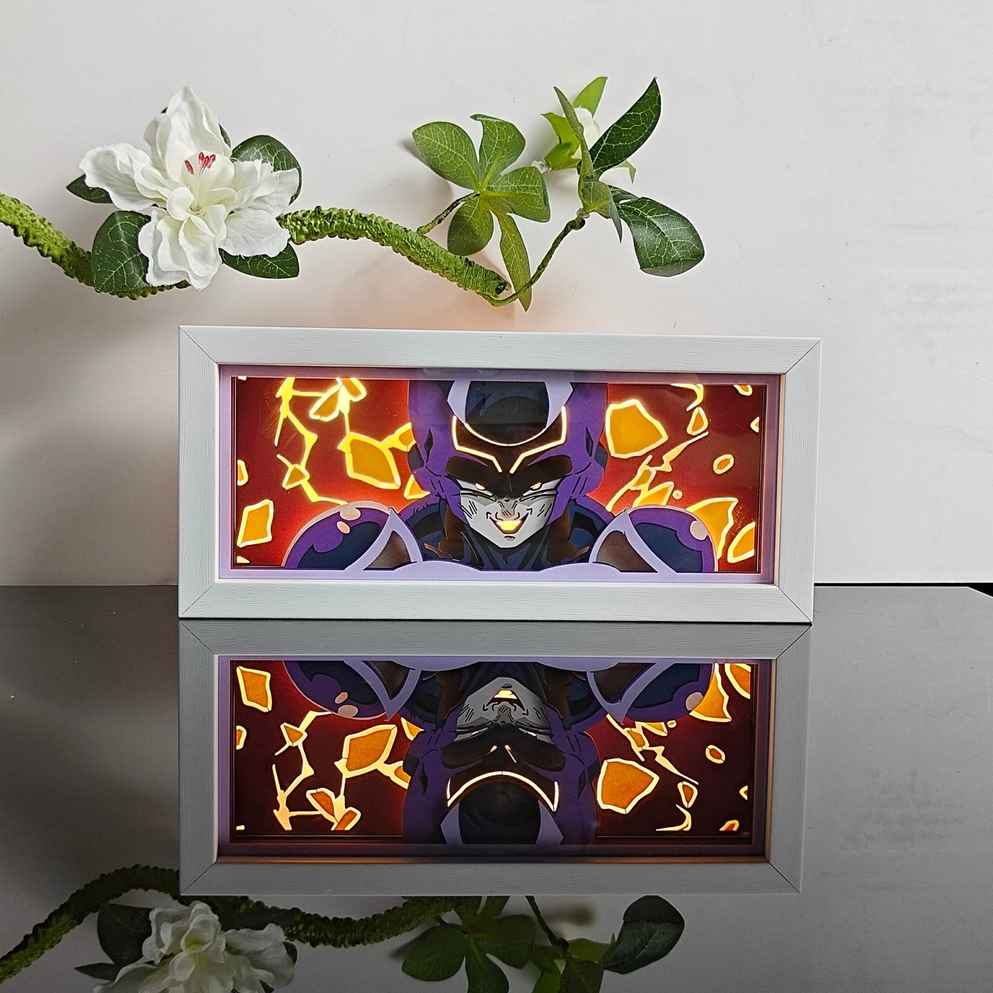صندوق ضوء Dragon Ball Z Frieza يتوهج مع الضوء ، وأضواء الغرفة مرئية ، بواسطة Myanimelightbox
