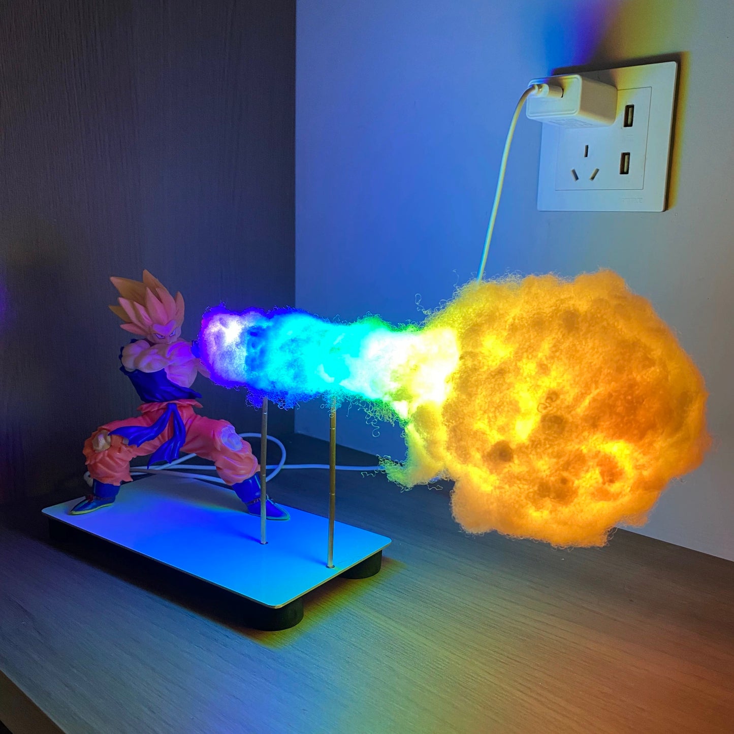Lampu Super Saiyan Goku Mega Kamehameha dengan letupan LED pelbagai warna (cahaya oren & biru) di atas meja