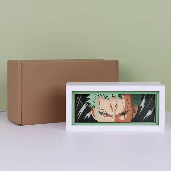 قطعة واحدة من Roronoa Zoro Anime Light Box من Myanimelightbox ، معروضة ، في إطار أبيض مع خلفية زخرفية