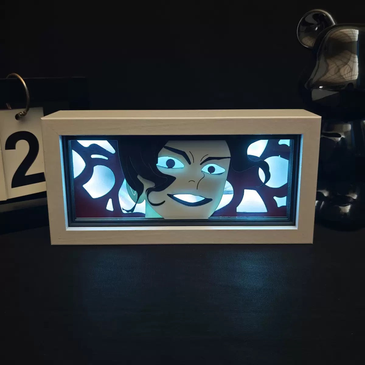 LED Anime Light -laatikko, jossa on Muzan Kibutsuji Demon Slayerista hehkuvilla silmillä ja kerrostettu 3D -varjosuunnittelu