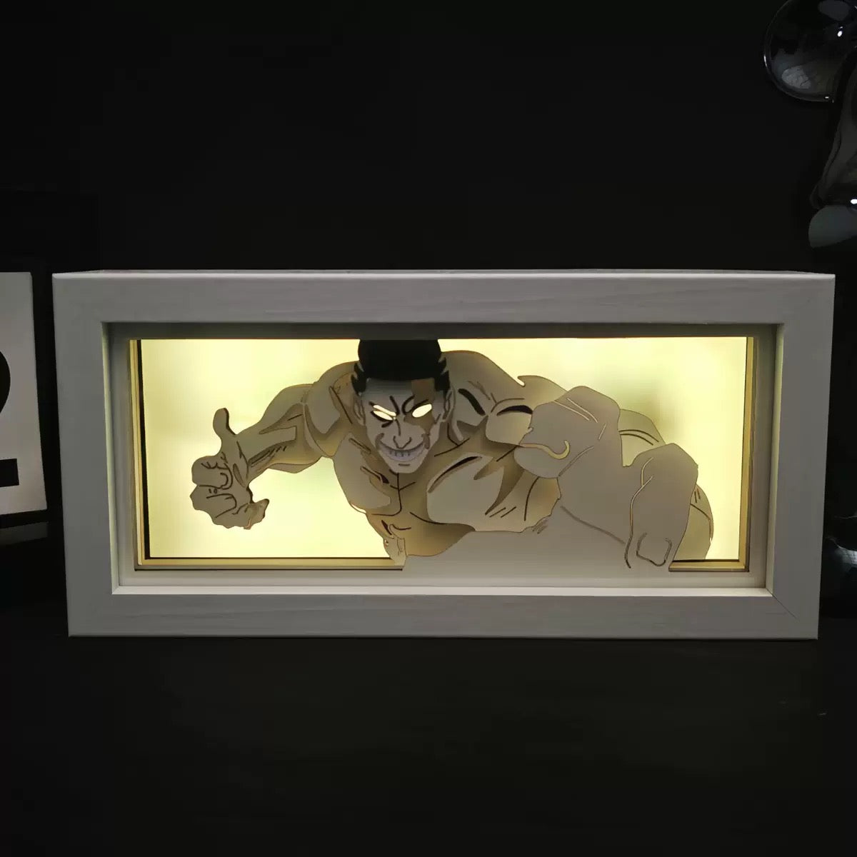 Aoi Too de Jujutsu Kaisen dans une pose dynamique, une boîte d'éclairage d'anime LED brillante avec un effet 3D en couches et un éclairage de fond jaune.