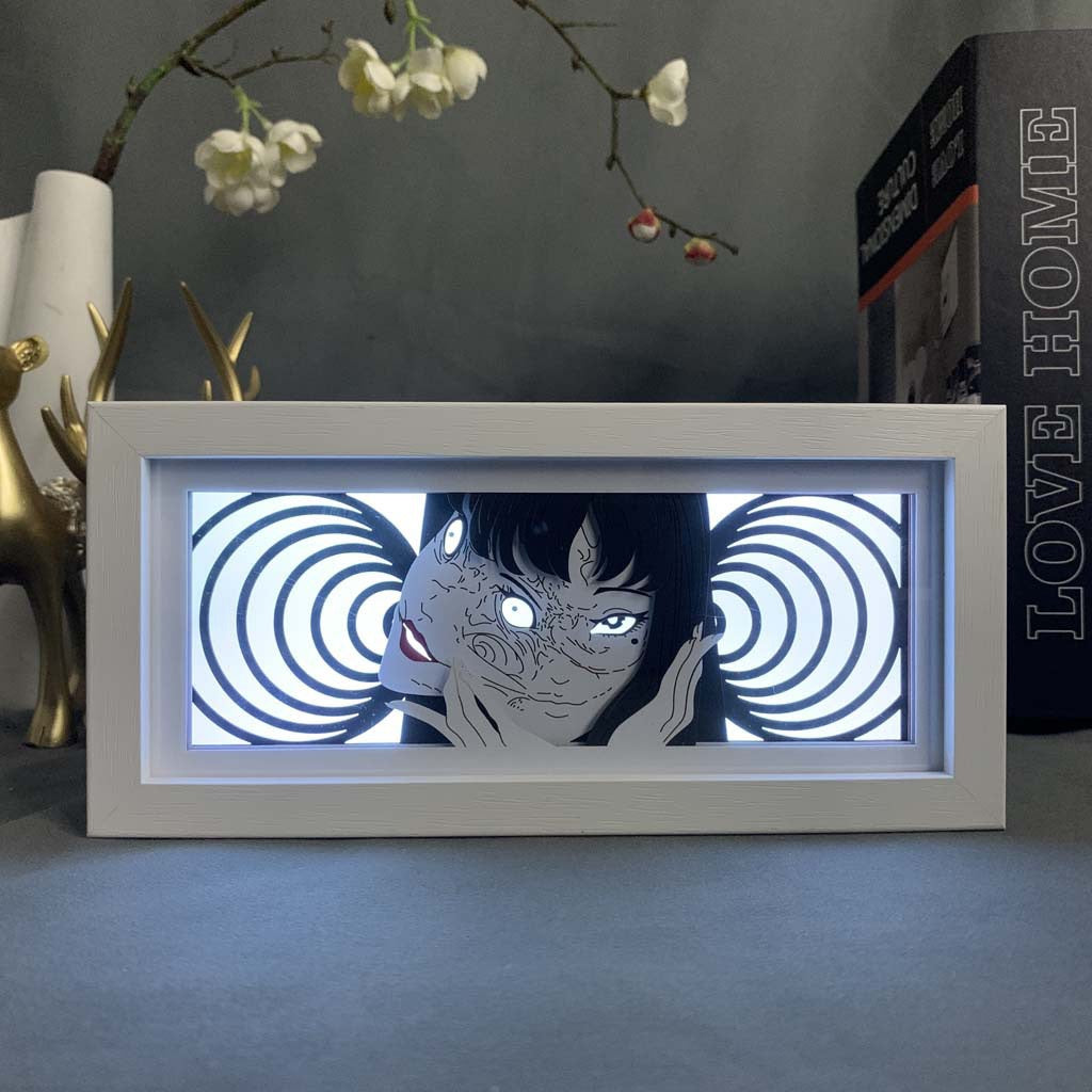 Junji Ito Tomie Spiral Light Box blistavu bijelu boju u sobi s horor temom