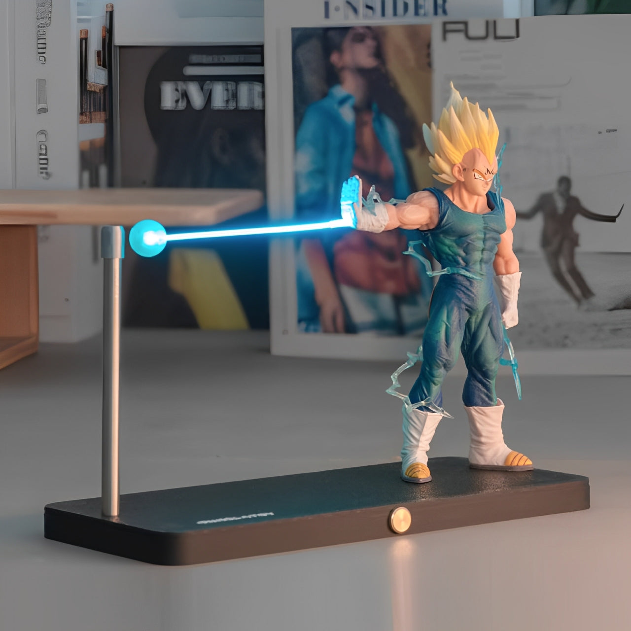 Lampu angka anime Majin Vegeta Final Flash dengan dada dan LED bercahaya pada latar belakang putih