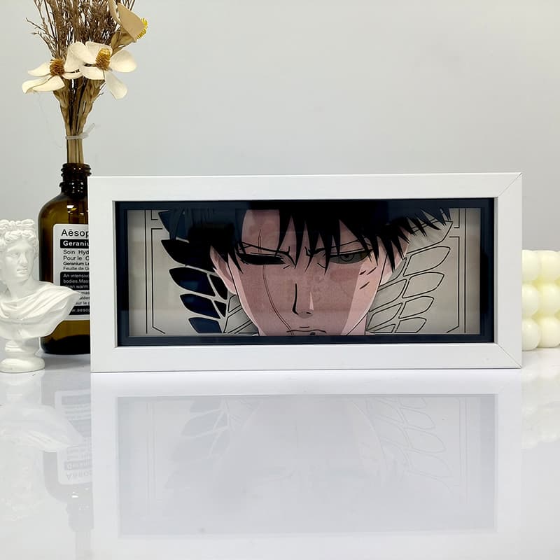 Útok na Titan Levi Ackerman Anime Light Box od MyanimelightBox, displej, v bílém rámu s ozdobným pozadím
