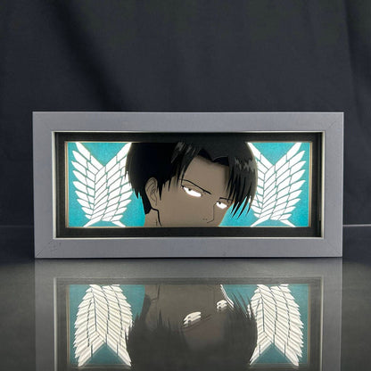 Ataque contra o anime Titan Levi iluminado no quarto escuro, efeito brilhante por MyanimelightBox