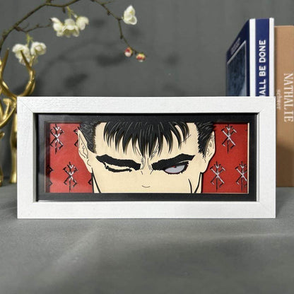 Berserk Guts Anime Light Box od Myanimelightbox, displej, v bílém rámu s ozdobným pozadím
