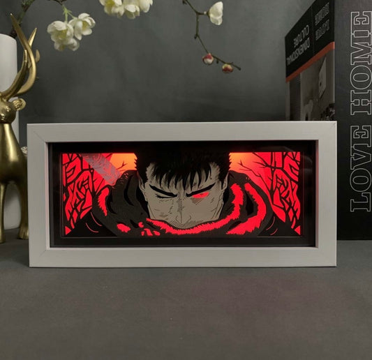 Kotak cahaya anime Guts dari berserk dengan pencahayaan LED merah, buatan tangan oleh Myanimelightbox -hiasan ideal untuk peminat anime gelap.





