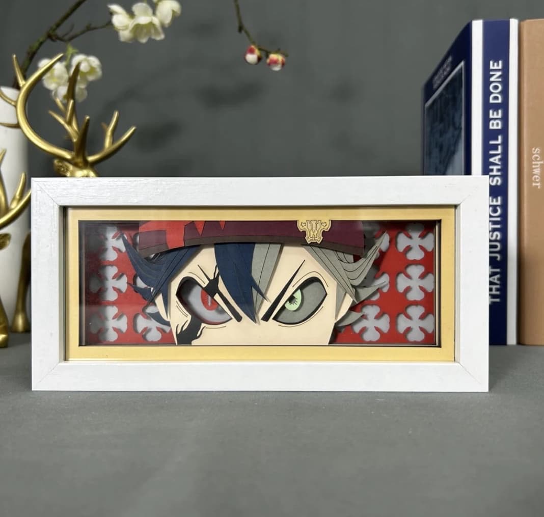 Clover noir Asta Anime Light Box par Myanimelightbox, afficher, dans un cadre blanc avec fond décoratif
