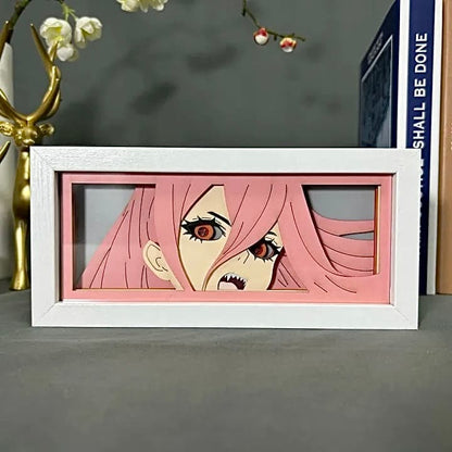 Řetězová pila Man Power Anime Light Box od Myanimelightbox, displej, v bílém rámu s ozdobným pozadím
