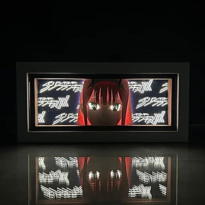 Darling in the Franxx Zero sifar Kotak cahaya anime Smile oleh Myanimelightbox, bercahaya di bilik gelap, pencahayaan dramatik

