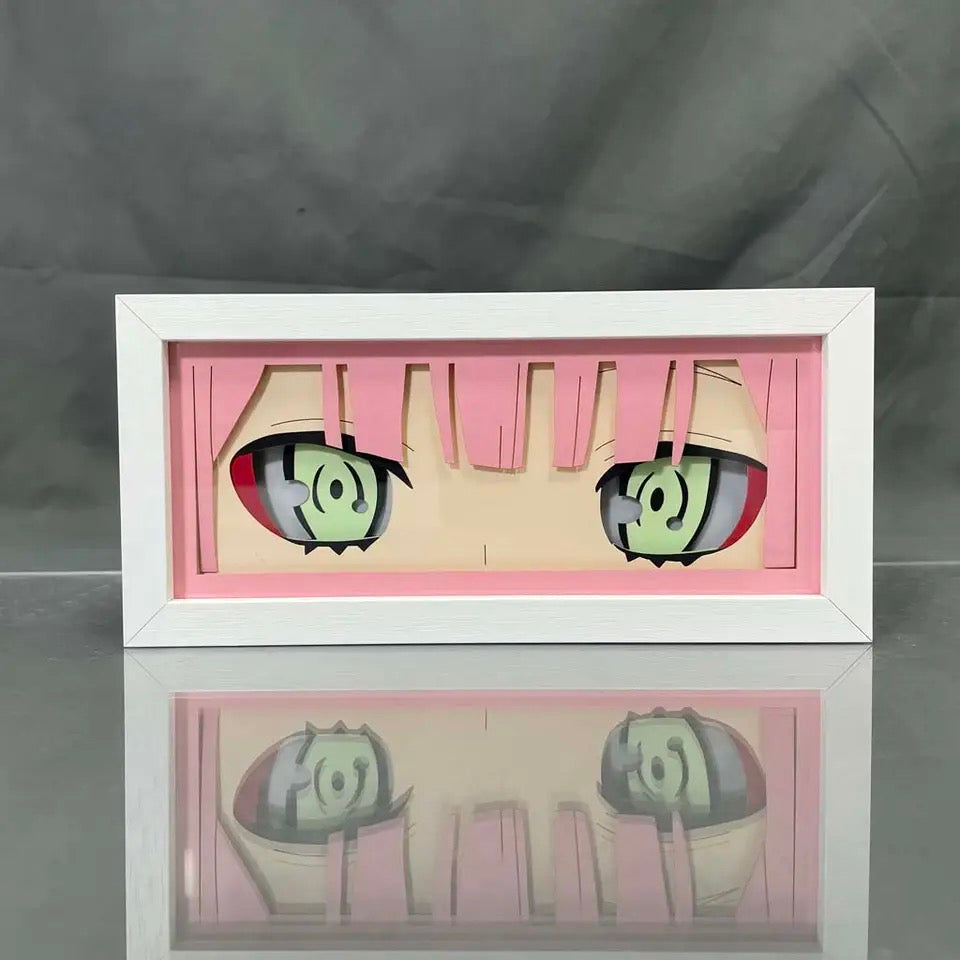 حبيبي في Franxx Zero Two Eye Anime Light Box من Myanimelightbox ، عرض ، في إطار أبيض مع خلفية زخرفية