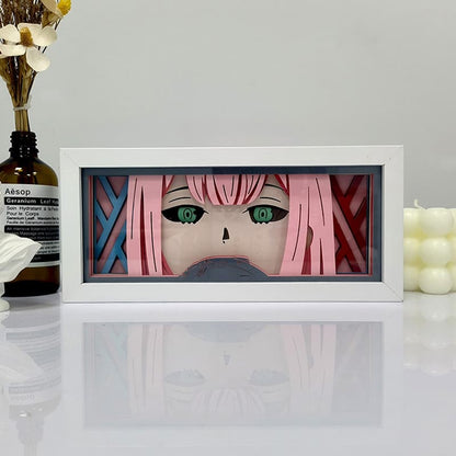 Darling in the Franxx Zero Two Anime Light Box by Myanimelightbox, dipaparkan, dalam bingkai putih dengan latar belakang hiasan
