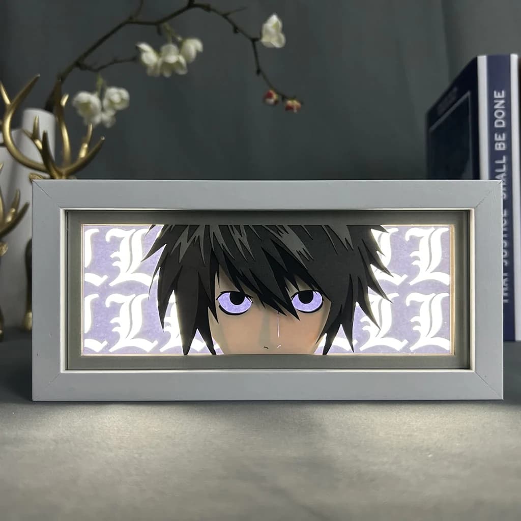 Death Note L Anime Light Box brilhando com luz acesa, luzes da sala visíveis, por MyanImelightBox