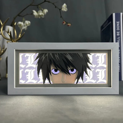 Death Note L Anime Light Box brilhando com luz acesa, luzes da sala visíveis, por MyanImelightBox