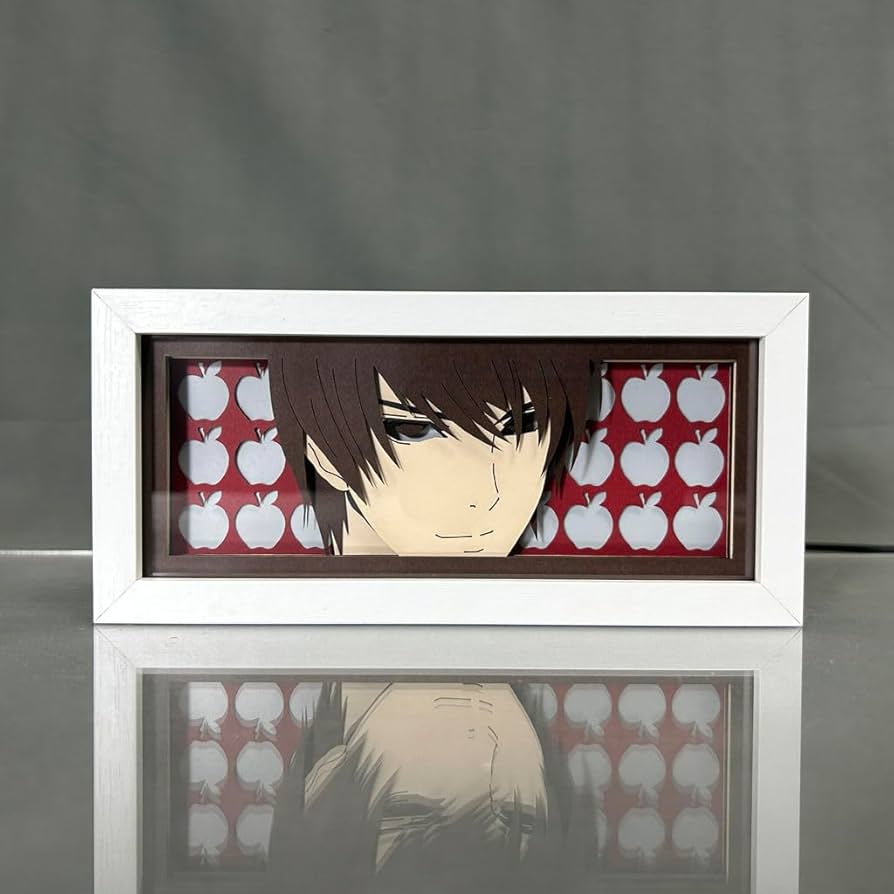 ملاحظة Death Note Light Yagami Anime Light Box by Myanimelightbox ، عرضها ، في إطار أبيض مع خلفية زخرفية
