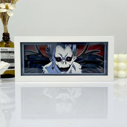 Poznámka k smrti Ryuk Anime Light Box od MyanimelightBox, displej, v bílém rámu s ozdobným pozadím
