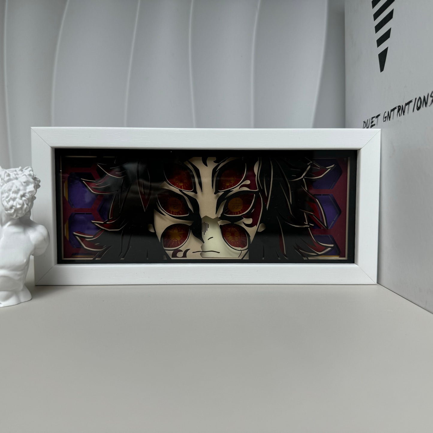 Slayer demoníaco Kokushibo Six Eyes Anime Box de MyanImelightBox, exibir, em armação branca com fundo decorativo