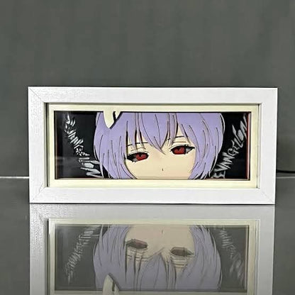 Kotak Lampu Anime Evangelion Rei oleh Myanimelightbox, dipaparkan, dalam bingkai putih dengan latar belakang hiasan
