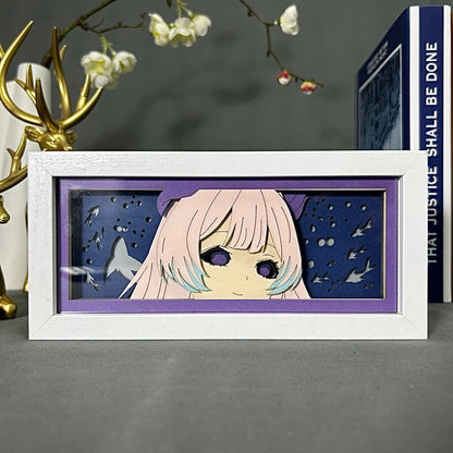 Genshin Impact Kokomi Anime Light Box od Myanimelightbox, displej, v bílém rámu s ozdobným pozadím