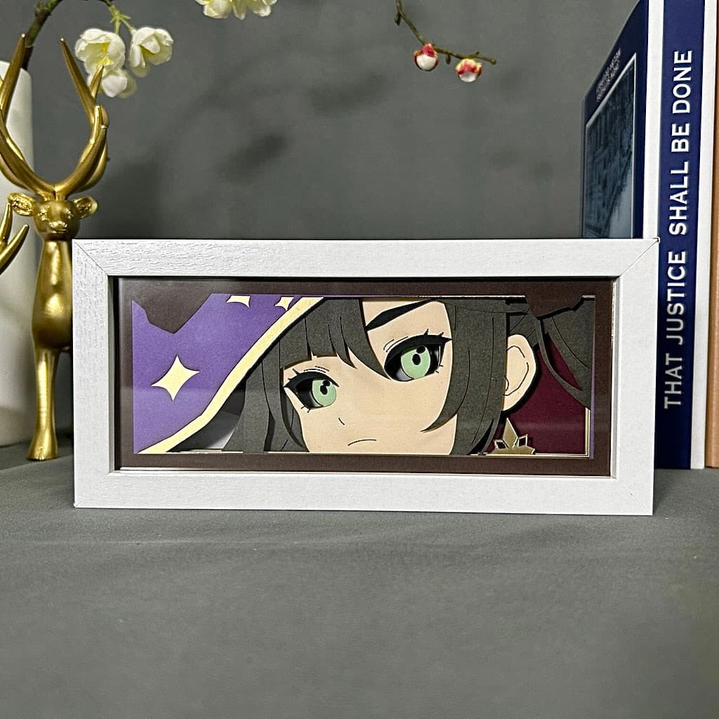 Genshin Impact Mona Anime Light Box van MyanimelightBox, weergave, in wit frame met decoratieve achtergrond
