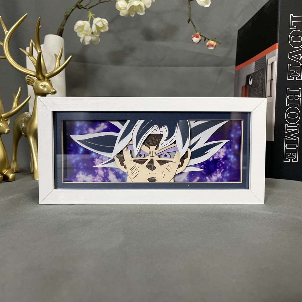 Goku Blue Light Anime Light Box od Myanimelightbox, displej, v bílém rámu s ozdobným pozadím
