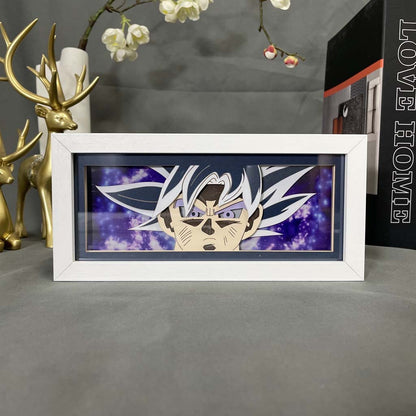 Goku Blue Light Anime Light Box od Myanimelightbox, displej, v bílém rámu s ozdobným pozadím
