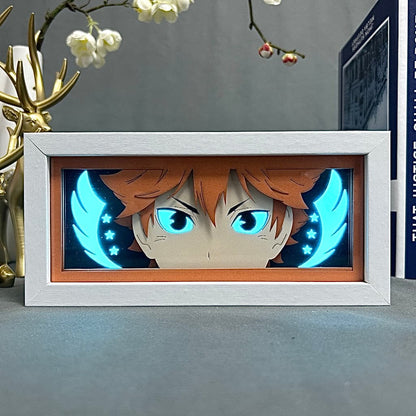 Kotak Cahaya Anime Haikyuu Hinata oleh Myanimelightbox, dihidupkan dengan cahaya bilik ambien