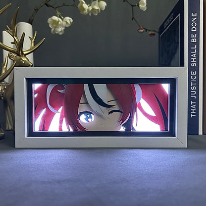Hakos Baelz Anime Light Box oleh Myanimelightbox, dihidupkan dengan cahaya bilik ambien