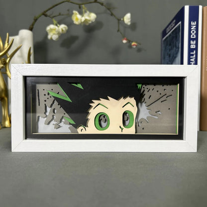 Hunter x Hunter Gon Anime Light Box od Myanimelightbox, displej, v bílém rámu s ozdobným pozadím
