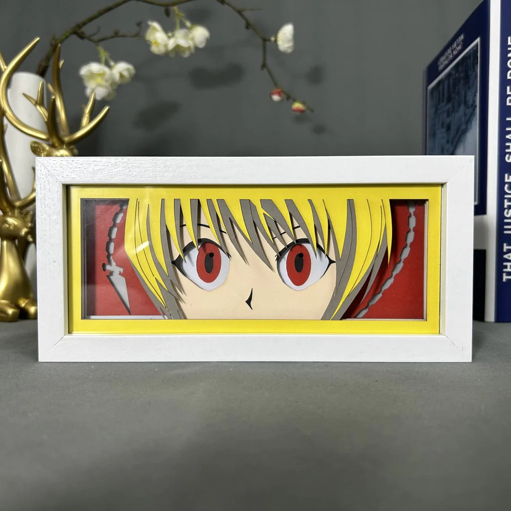Hunter x Hunter Kurapika Anime Light Box od Myanimelightbox, displej, v bílém rámu s ozdobným pozadím

