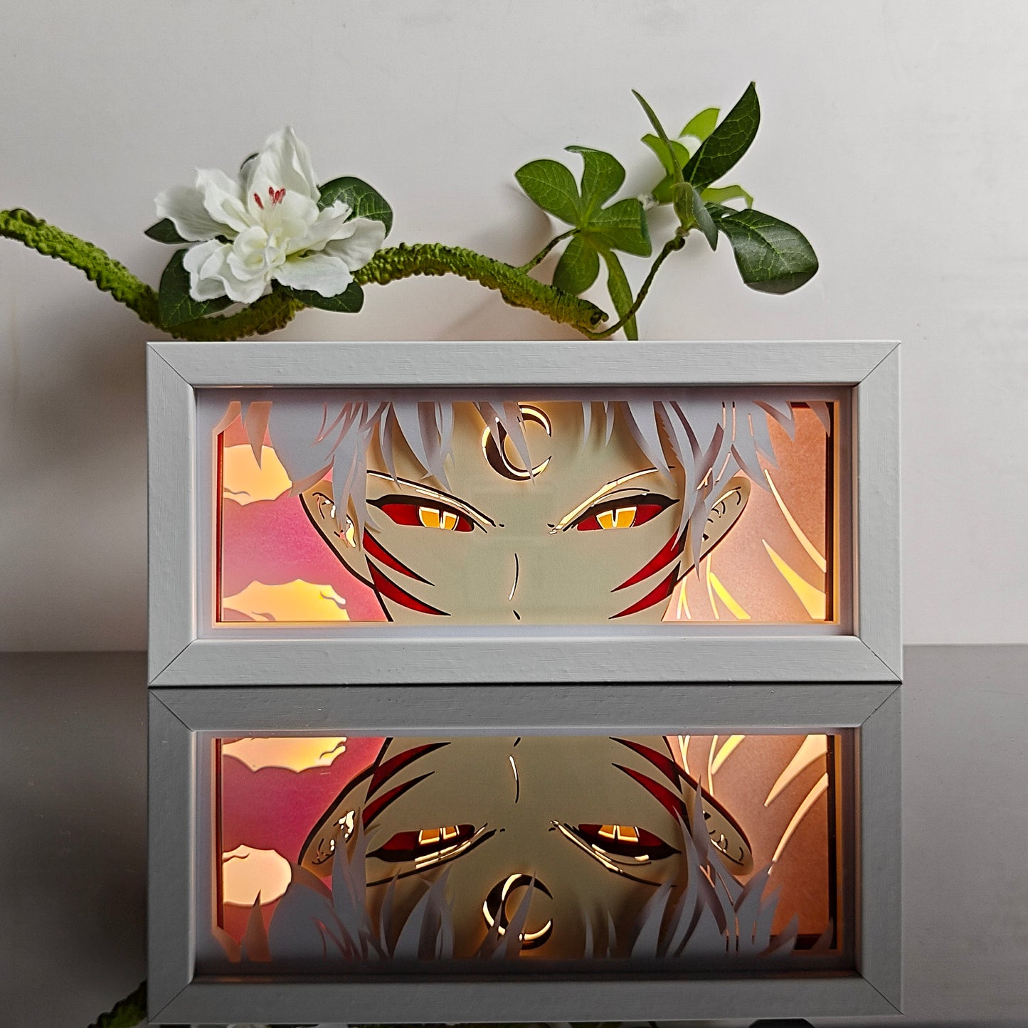 Inuyasha Sesshomaru Anime Light Box brilhando com luz acesa, luzes da sala visível, por MyanImelightBox