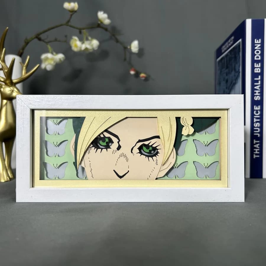 مغامرات Jojo&#39;s Bizarre Adventure Jolyne Anime Light Box من Myanimelightbox ، معروضة ، في إطار أبيض مع خلفية زخرفية
