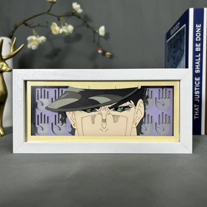 Jojo&#39;s Bizarre Adventure Jotaro Anime Light Box od Myanimelightbox, displej, v bílém rámu s ozdobným pozadím
