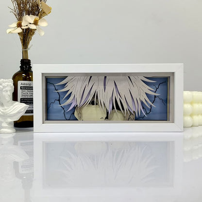 Jujutsu Kaisen Gojo Half Six Eye Anime Light Box od Myanimelightbox, displej, v bílém rámu s ozdobným pozadím
