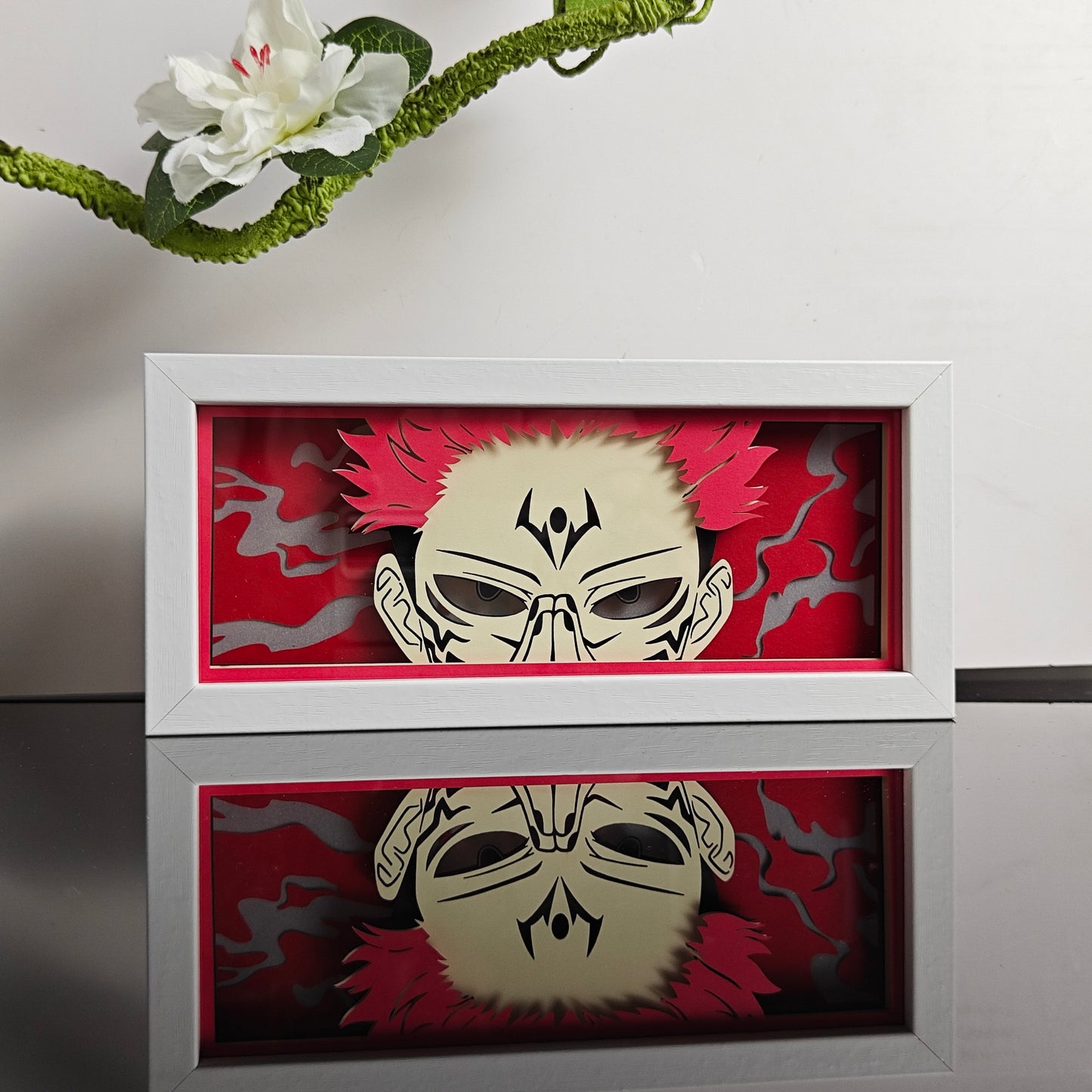 Jujutsu Kaisen Sukuna Red Anime Light Box by Myanimelightbox, dipaparkan, dengan bingkai putih dengan latar belakang hiasan
