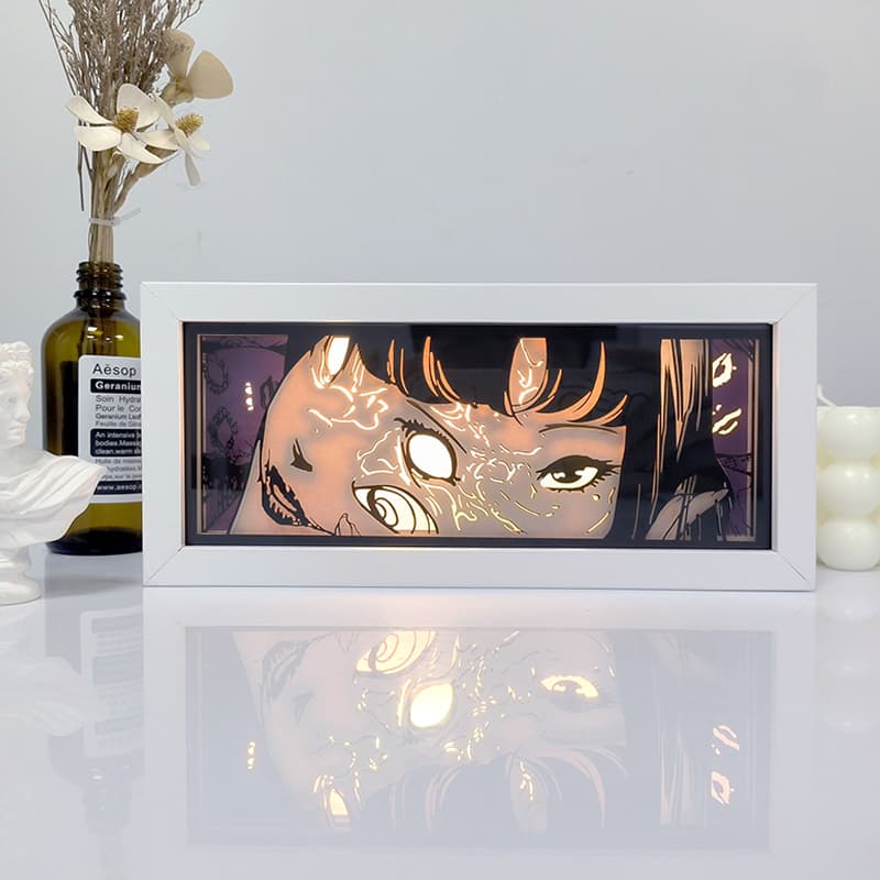 Junji Ito Tapestry Anime Light Box brillant de lumière allumée, lumières de la pièce visibles, par myanimelightbox