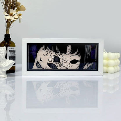 Junji Ito Tapestry Anime Light Box par Myanimelightbox, afficher, dans un cadre blanc avec fond décoratif
