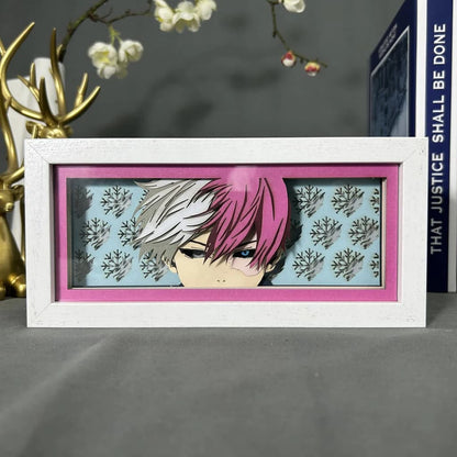 My Hero Academia Todoroki Anime Light Box od MyanimelightBox, displej, v bílém rámu s ozdobným pozadím
