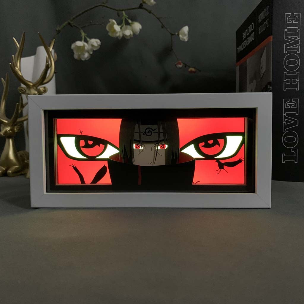 Naruto Itachi Uchiha Sharingan Anime Light Box od Myanimelightbox, zářící v temné místnosti, dramatické osvětlení

