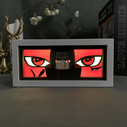 Naruto Itachi Uchiha Sharingan Anime Light Box od Myanimelightbox, zářící v temné místnosti, dramatické osvětlení
