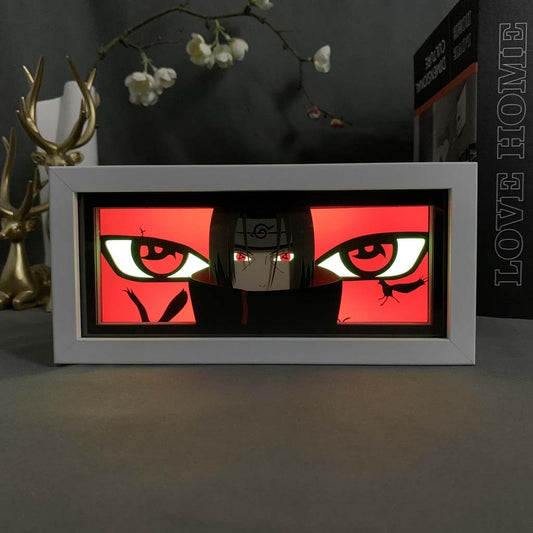 Naruto Itachi Uchiha Sharingan Anime Light Box oleh MyAnimelightbox, bercahaya di bilik gelap, pencahayaan dramatik

