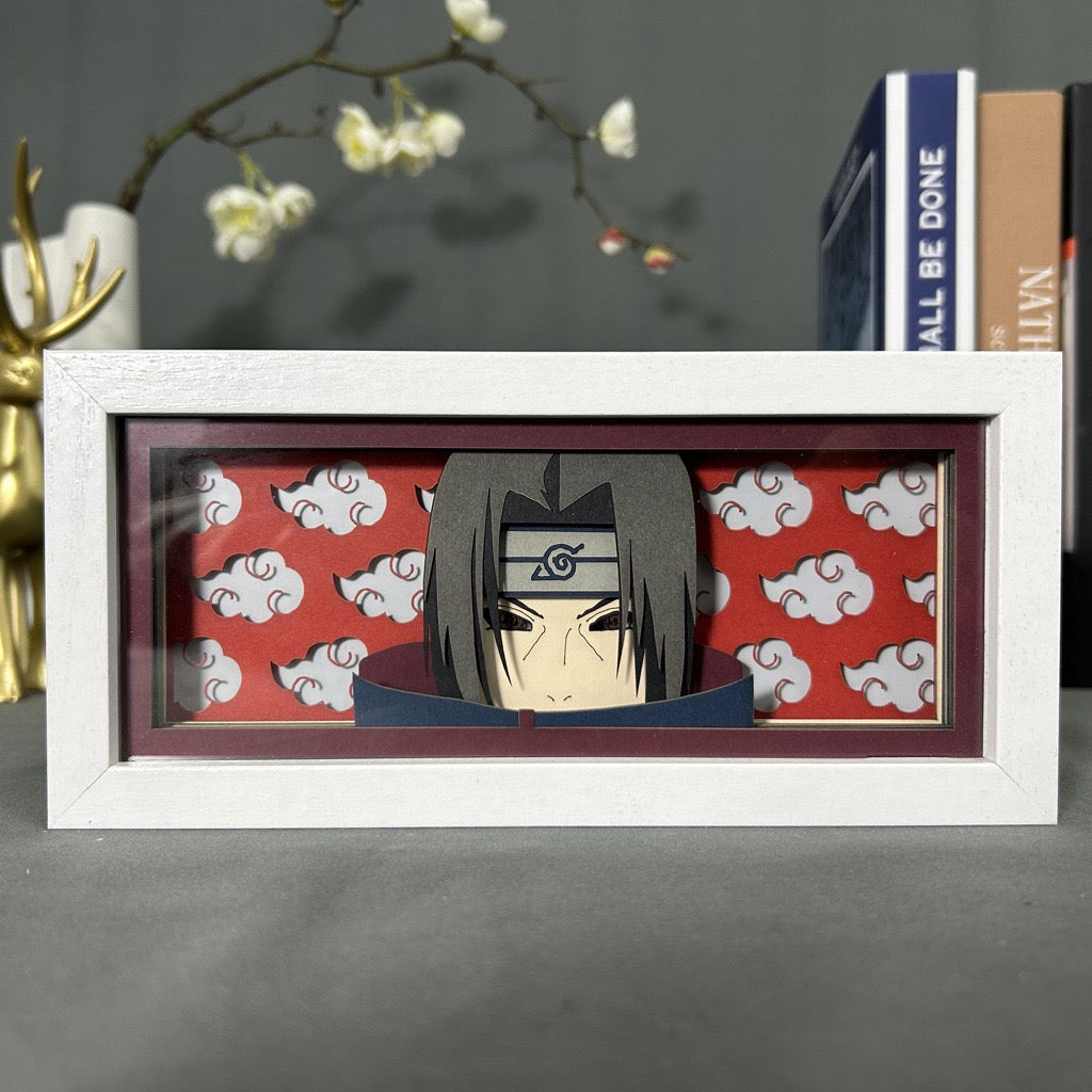 Naruto Itachi Anime Light Box od Myanimelightbox, displej, v bílém rámu s ozdobným pozadím