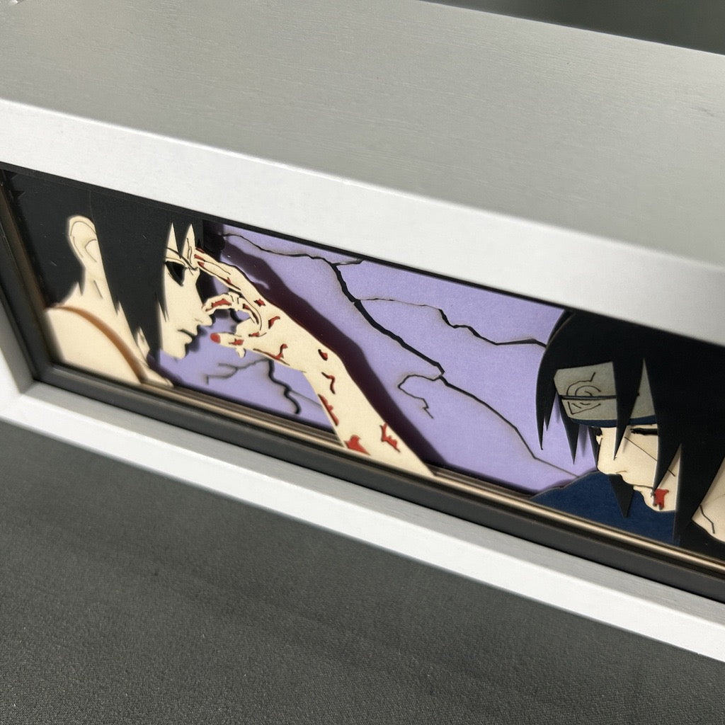 Naruto Itachi x Sasuke Anime Light Box od Myanimelightbox, displej, v bílém rámu s ozdobným pozadím