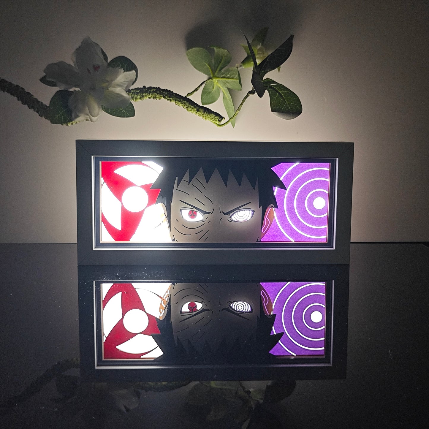 Naruto Obito Anime Light Box od Myanimelightbox, zářící v temné místnosti, dramatické osvětlení
