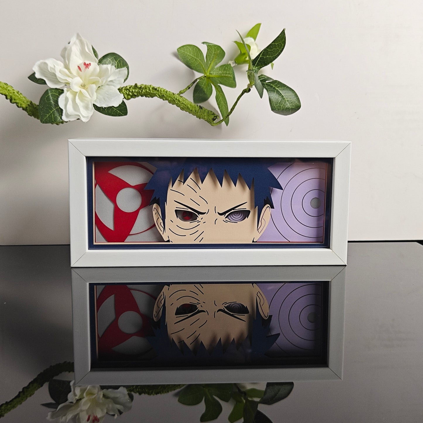 Naruto Obito Anime Light Box od Myanimelightbox, displej, v bílém rámu s ozdobným pozadím