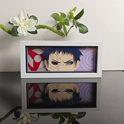 Naruto Obito Anime Light Box od Myanimelightbox, displej, v bílém rámu s ozdobným pozadím
