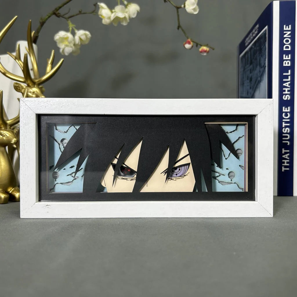 Naruto Sasuke Anime Light Box od Myanimelightbox, displej v bílém rámu s ozdobným pozadím