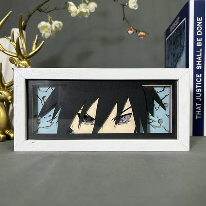 Naruto Sasuke Anime Light Box od Myanimelightbox, displej v bílém rámu s ozdobným pozadím