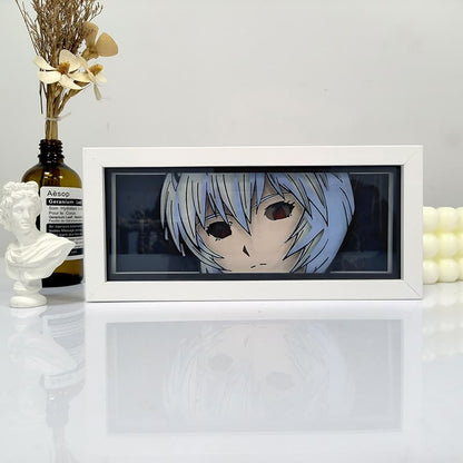 Neon Genesis REI Anime Light Box oleh Myanimelightbox, dipaparkan, dalam bingkai putih dengan latar belakang hiasan
